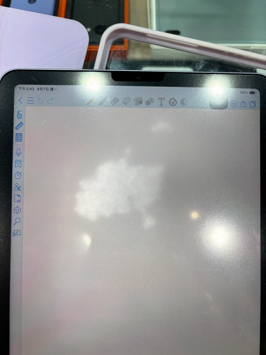 台南 iPad Air 5 螢幕背光受損,白底畫面出現雲狀亮斑暗塊