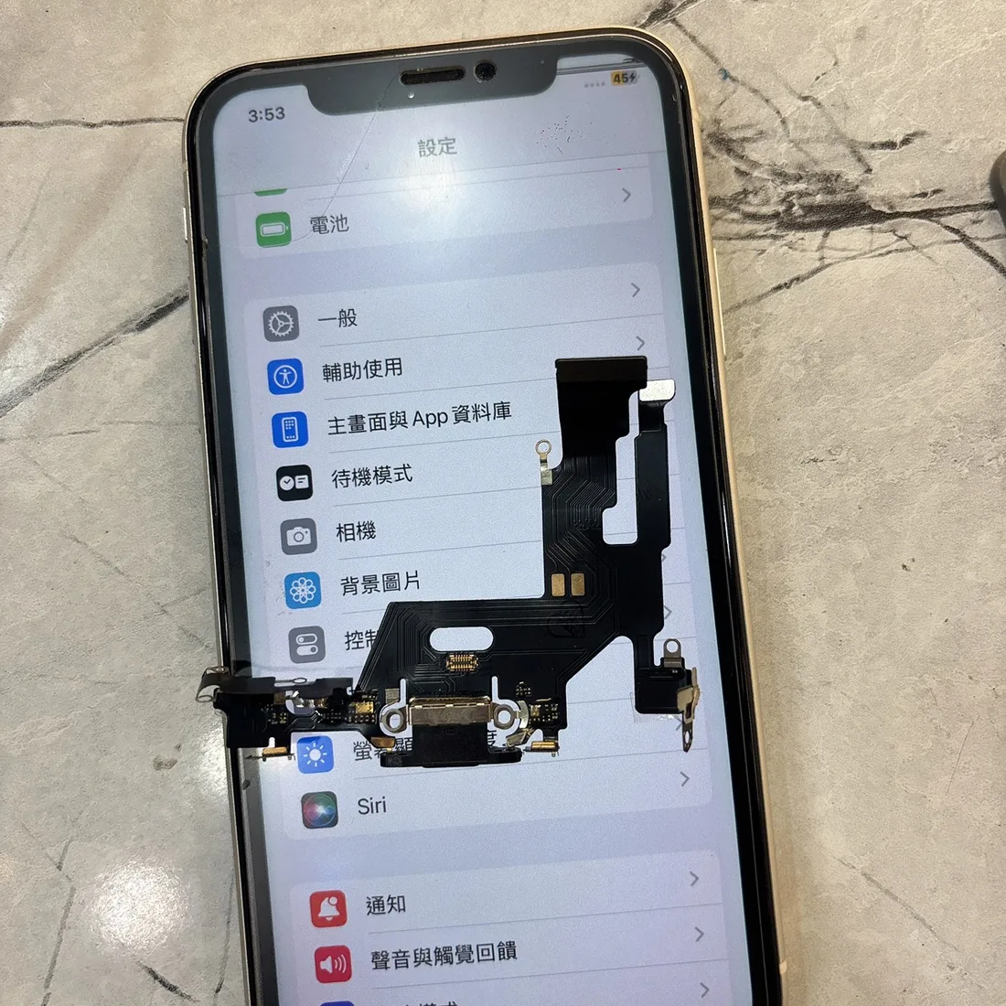 台南 iPhone 11 更換尾插充電孔排線,充電鬆脫晃動修復