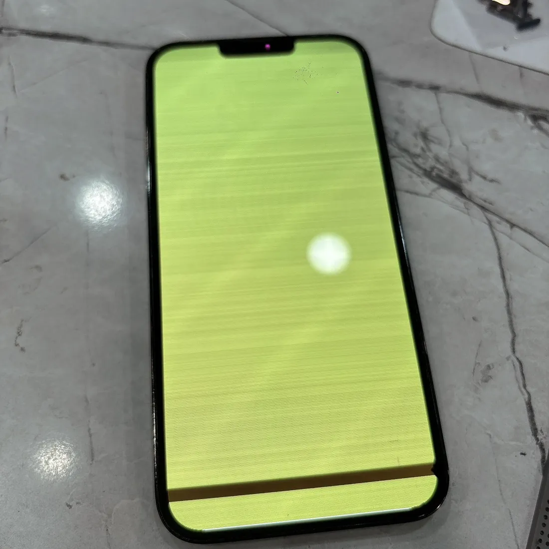 台南 iPhone 13 Pro Max 螢幕整片泛綠、布滿橫紋,底部有暗色橫帶