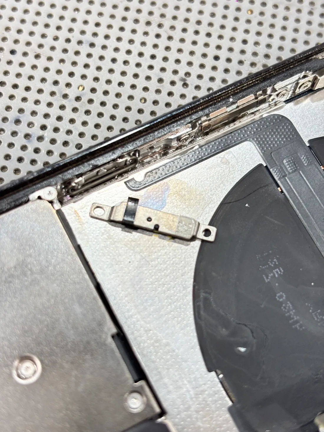 台南 iPhone 13 Pro Max 開機鍵沒反應,拆機後的開機鍵支架與內部位置