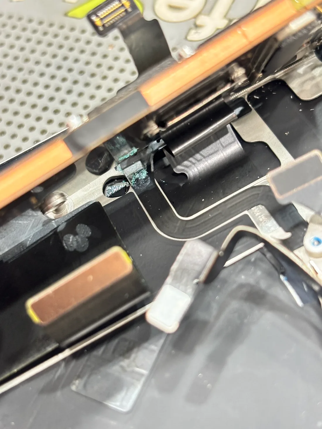 台南 iPhone 15 Pro 進水後開機音量排線腐蝕發霉,可見藍綠色結晶