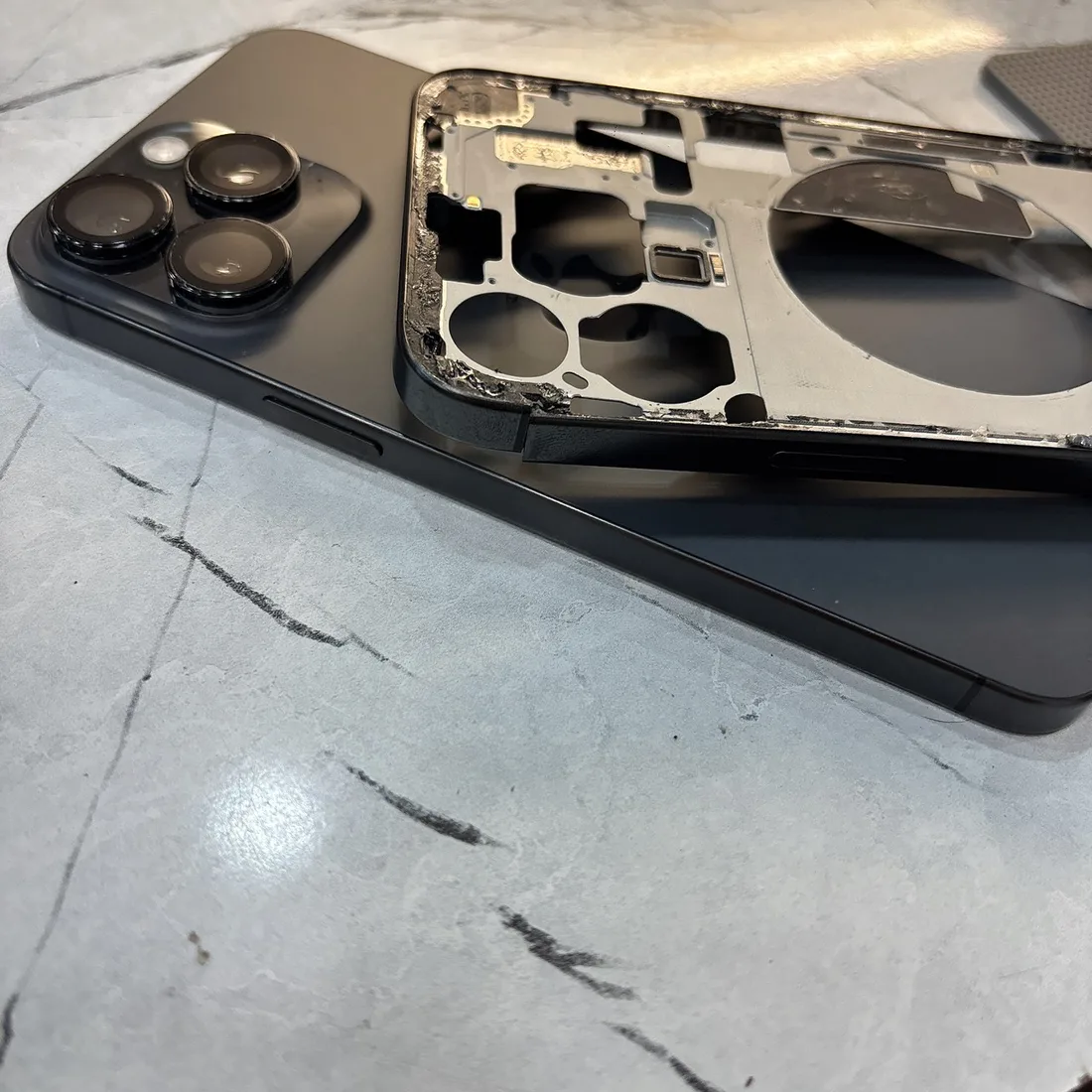 台南 iPhone 15 Pro Max 更換中框完成品與拆下的舊中框對照