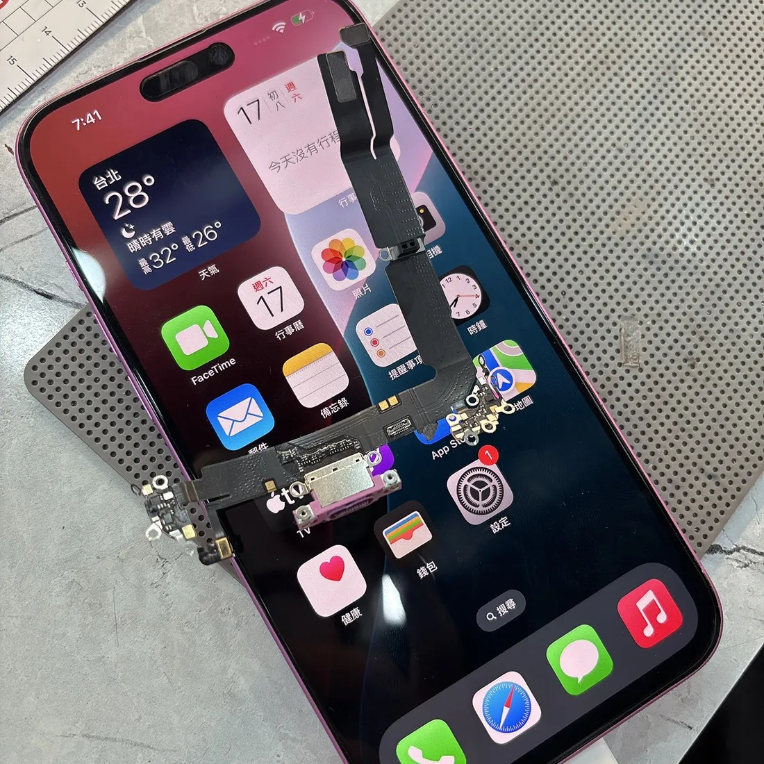 台南 iPhone 16 Plus 插電跳偵測到液體,更換尾插充電孔排線後正常充電