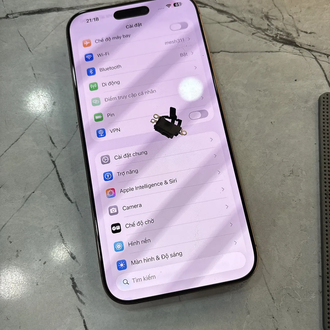 台南 iPhone 16 Pro Max 進水無限重開機修復,拆下的水損零件