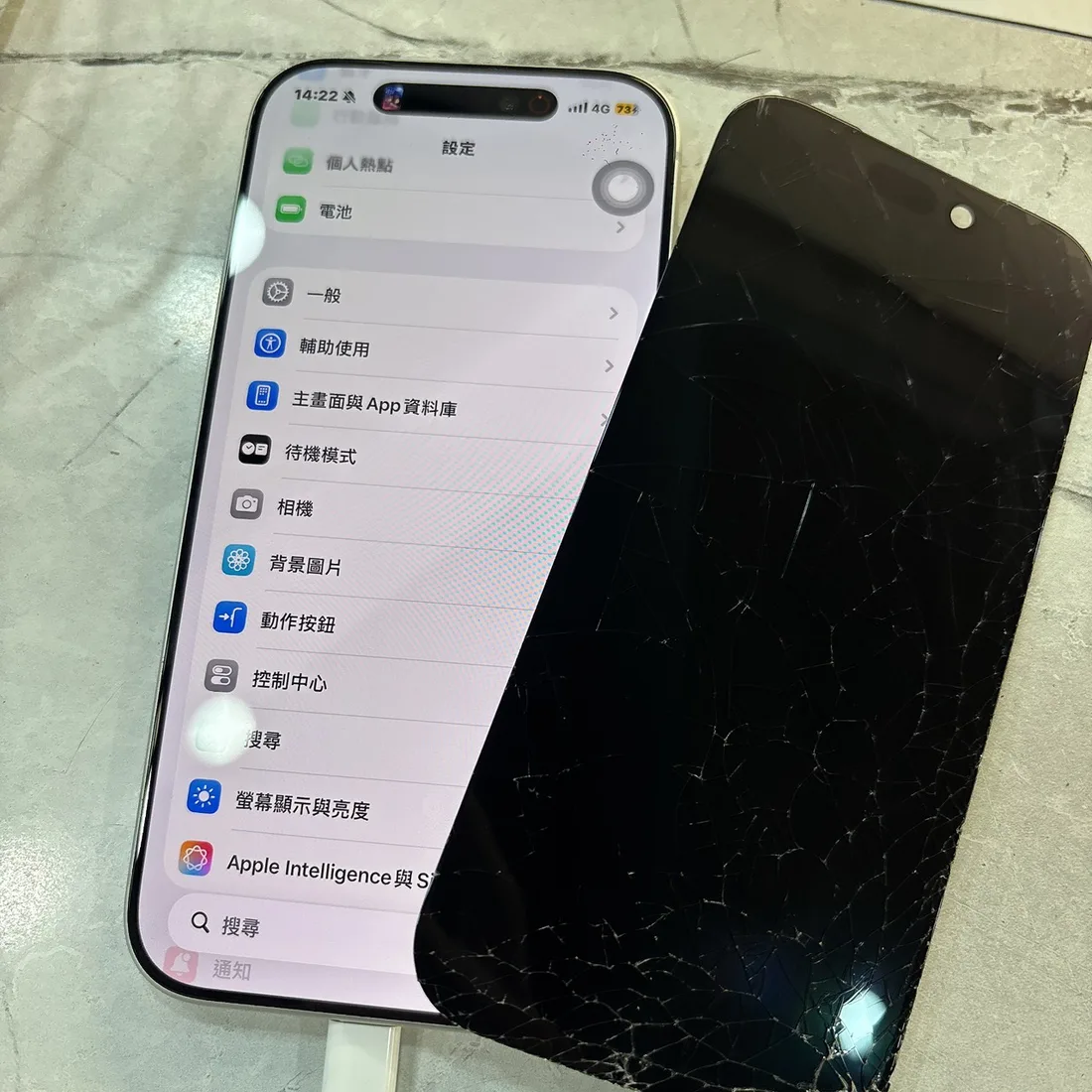台南 iPhone 17 Pro 車禍噴飛螢幕全碎,更換螢幕總成後恢復正常