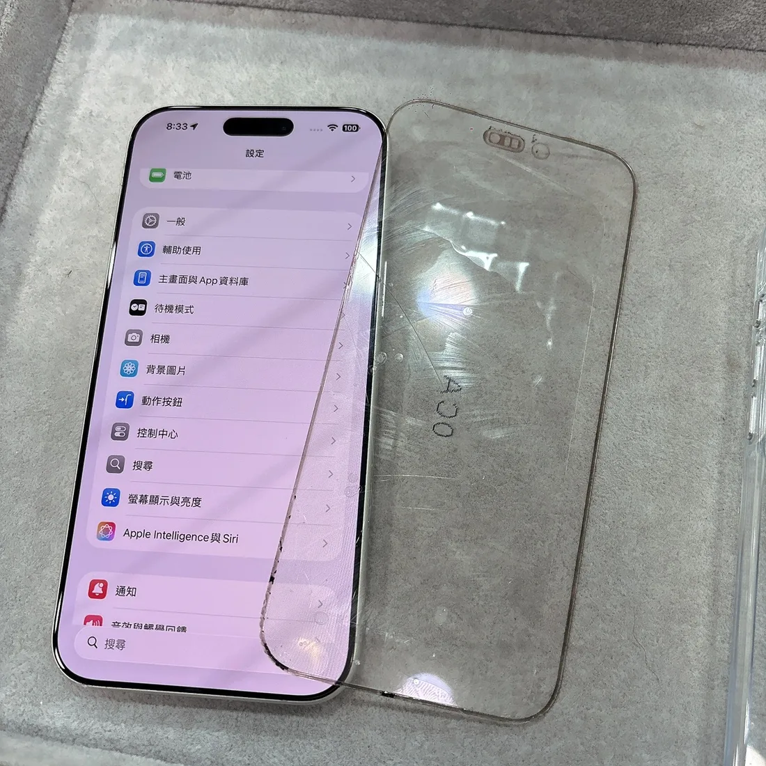 台南 iPhone 17 Pro Max 只換螢幕外玻璃,左為修復後畫面正常,右為拆下的破裂外玻璃