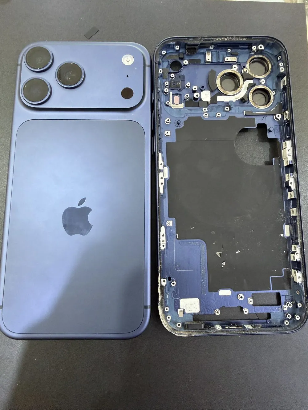 台南 iPhone 17 Pro Max 中框更換,新背蓋總成與拆空舊機殼對比
