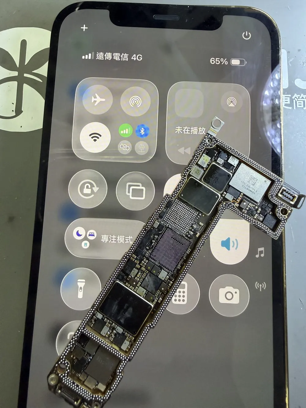 台南 iPhone 13 Pro 不開機主機板維修後成功開機救回資料