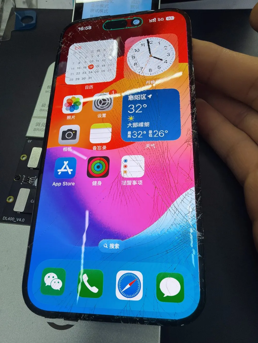 台南 iPhone 15 Pro 螢幕外玻璃裂但顯示觸控正常