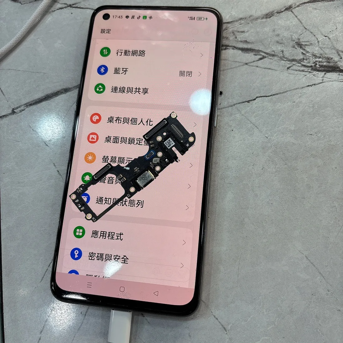 台南 realme GT 大師版更換尾插充電小板,不進電修復後正常充電