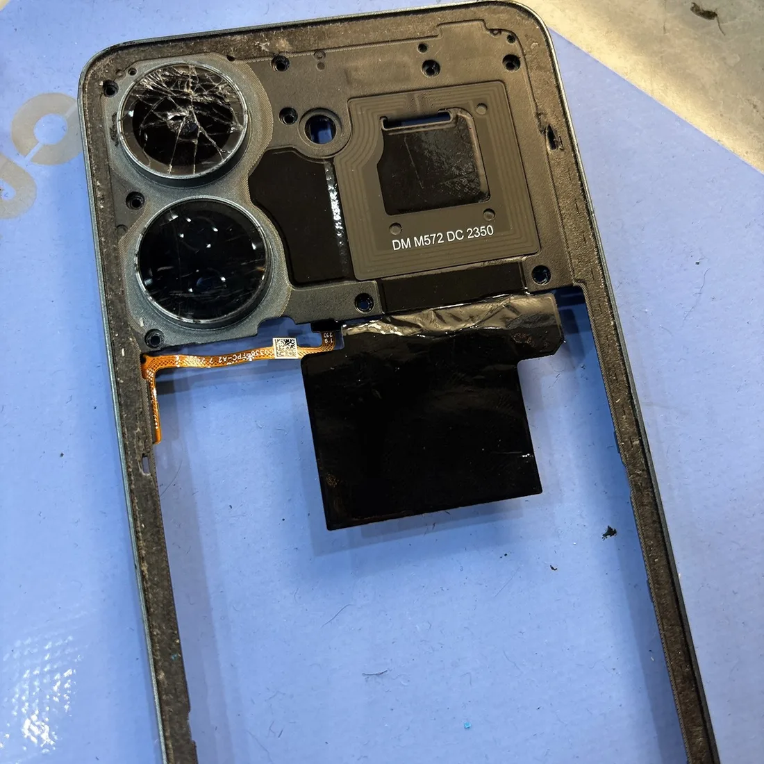 台南紅米 Redmi 13C 後鏡頭玻璃破裂,拆下的後蓋內側可見放射狀裂痕