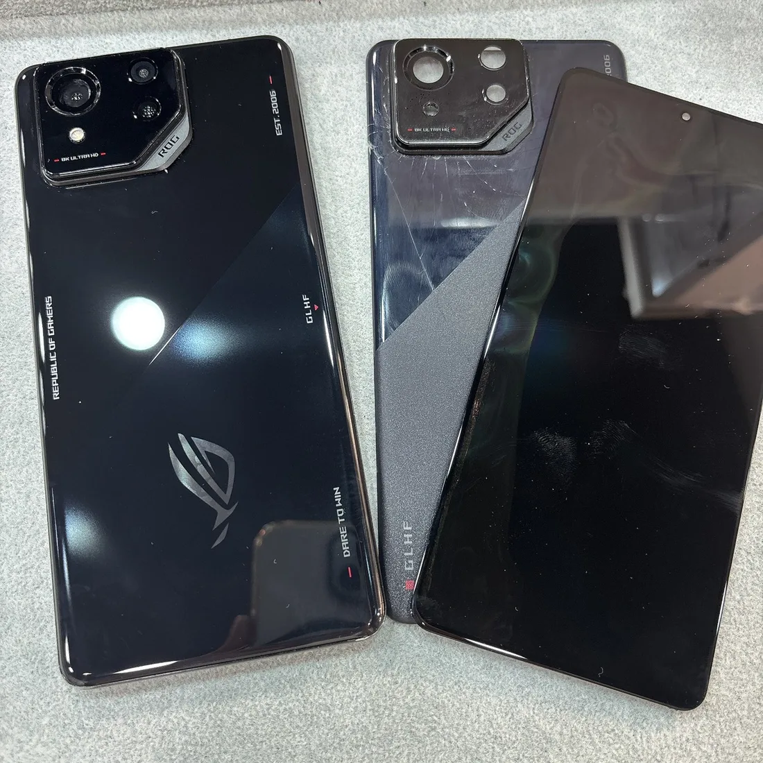 台南華碩 ROG Phone 8 更換螢幕與背板,完成品與拆下的舊背板、舊螢幕對照