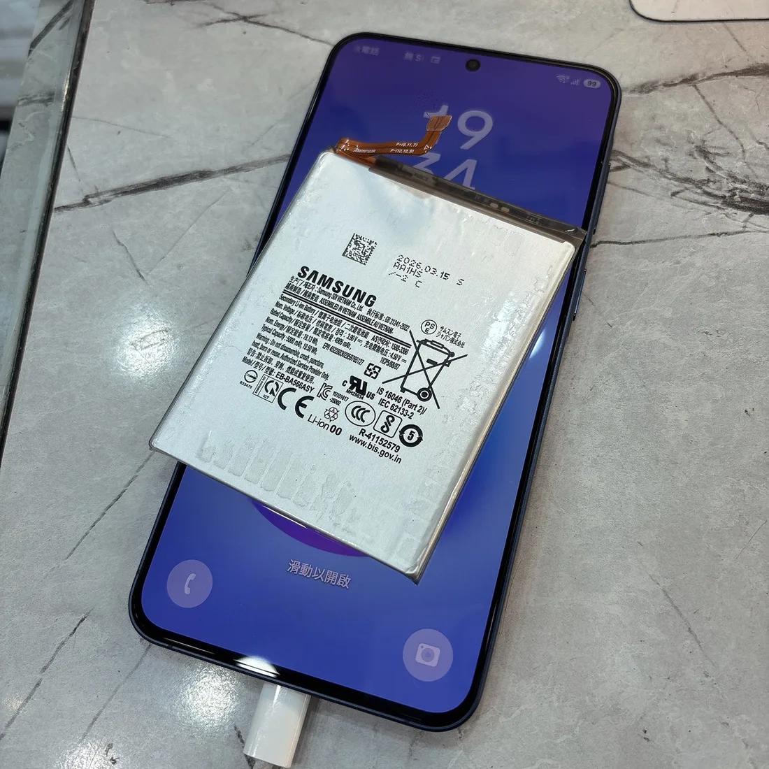 台南三星 Galaxy A57 換電池後正常充電,上方為換下的舊電池