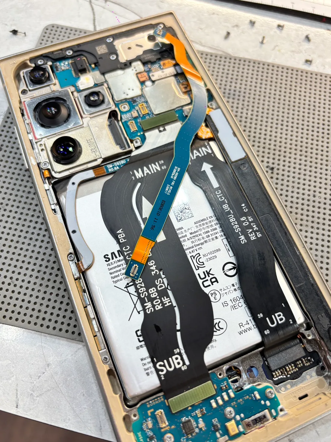 台南三星 S24 Ultra 拆機,檢查主機板與副板之間的連接排線