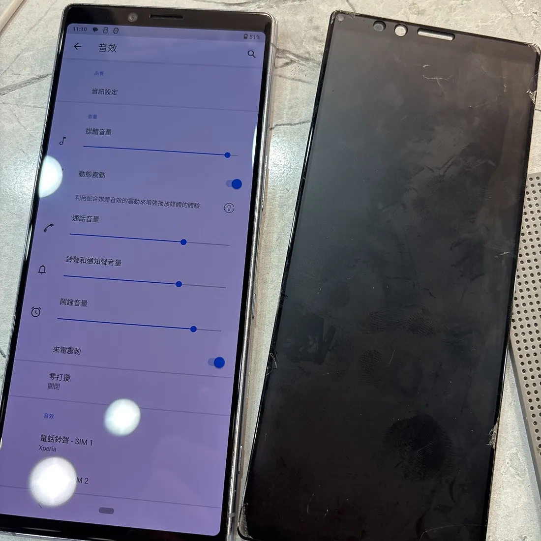 台南 Sony Xperia 1 更換螢幕,左為換上新螢幕正常顯示,右為拆下的邊角破裂舊螢幕
