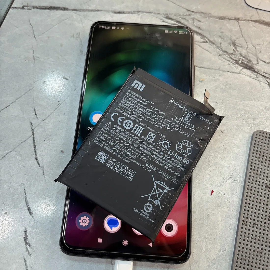 台南小米 9T Pro 換電池後正常充電,上方為換下的舊電池