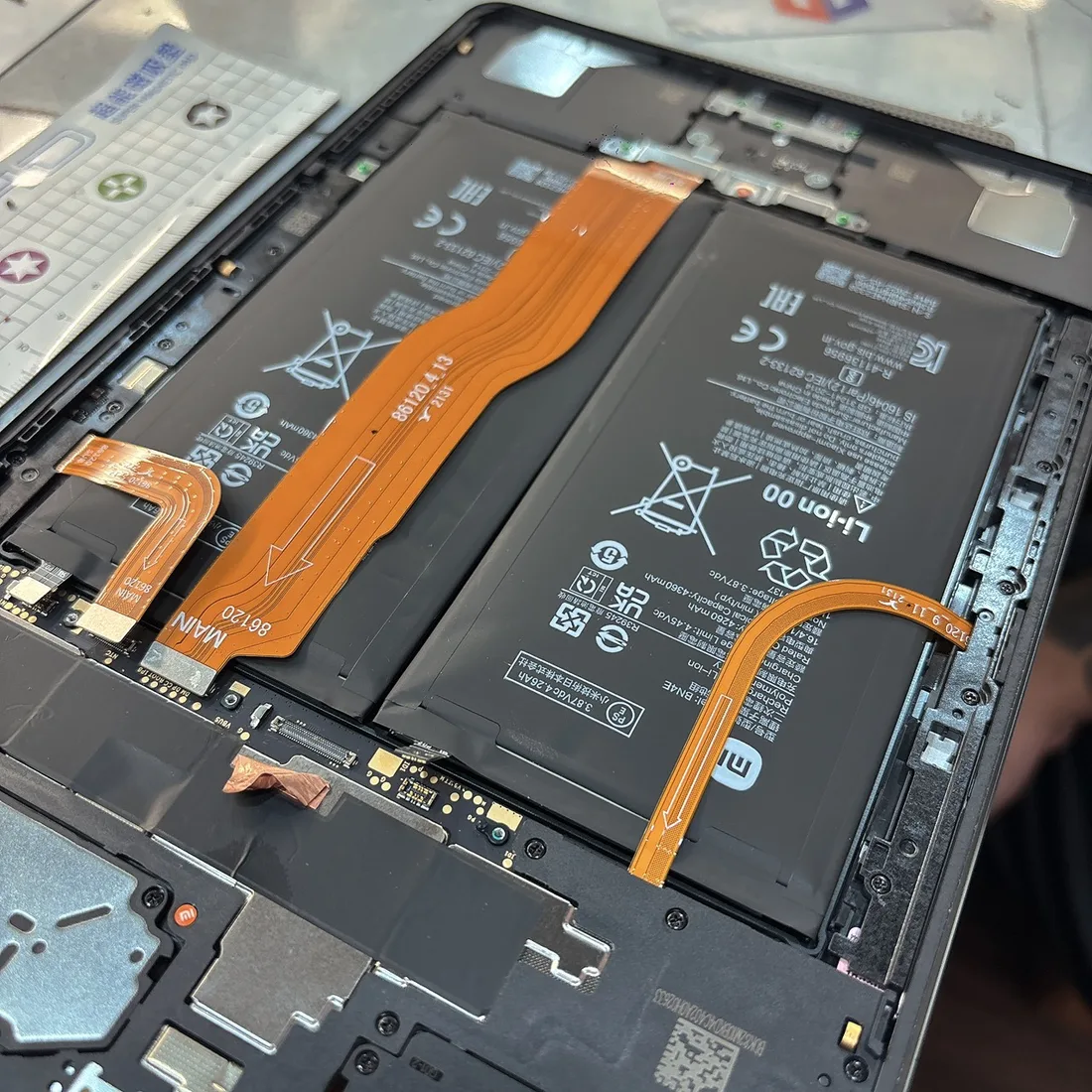 小米 Pad 5 雙電池組與主排線位置