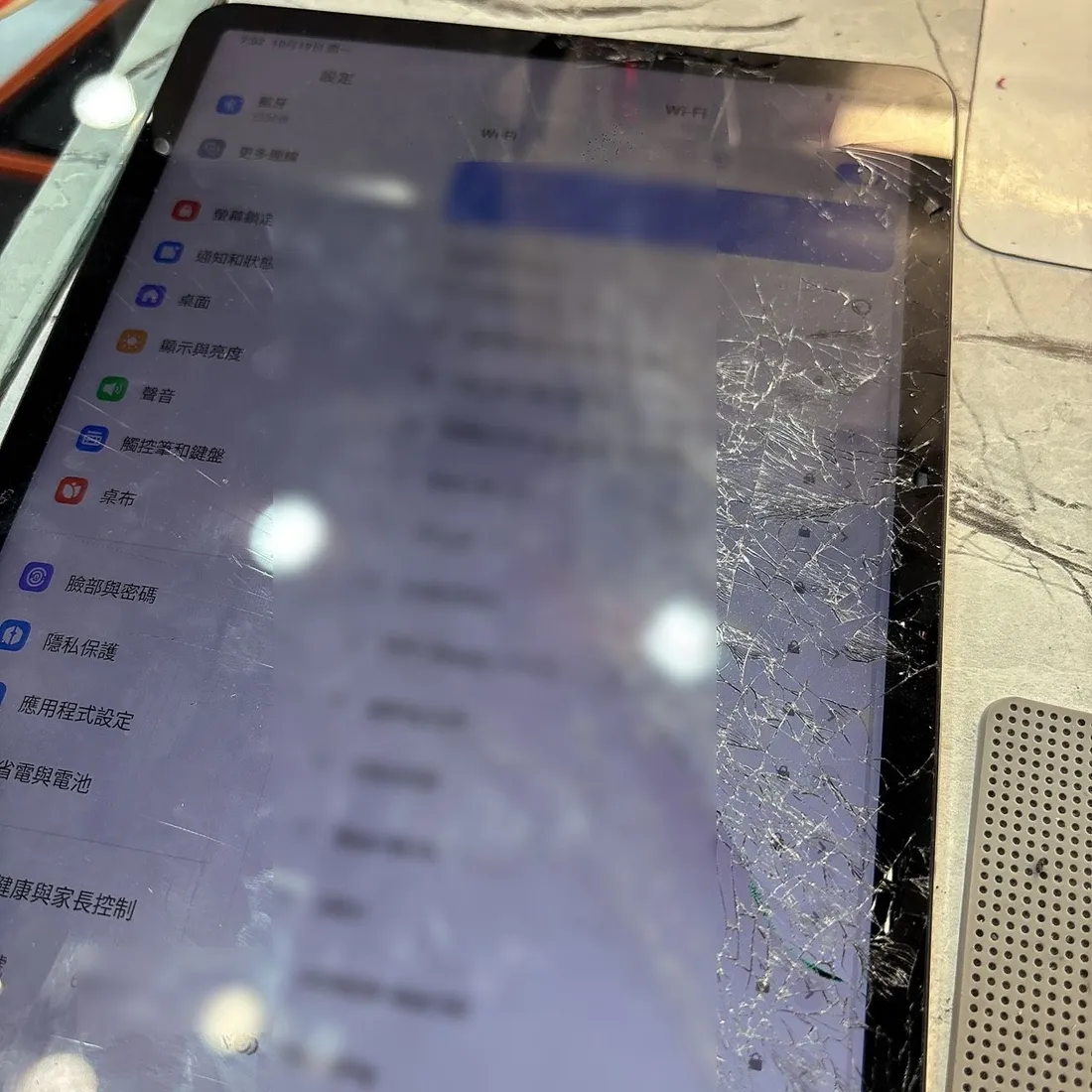 台南小米 Pad 5 螢幕破裂,裂痕從右側邊框往內擴散